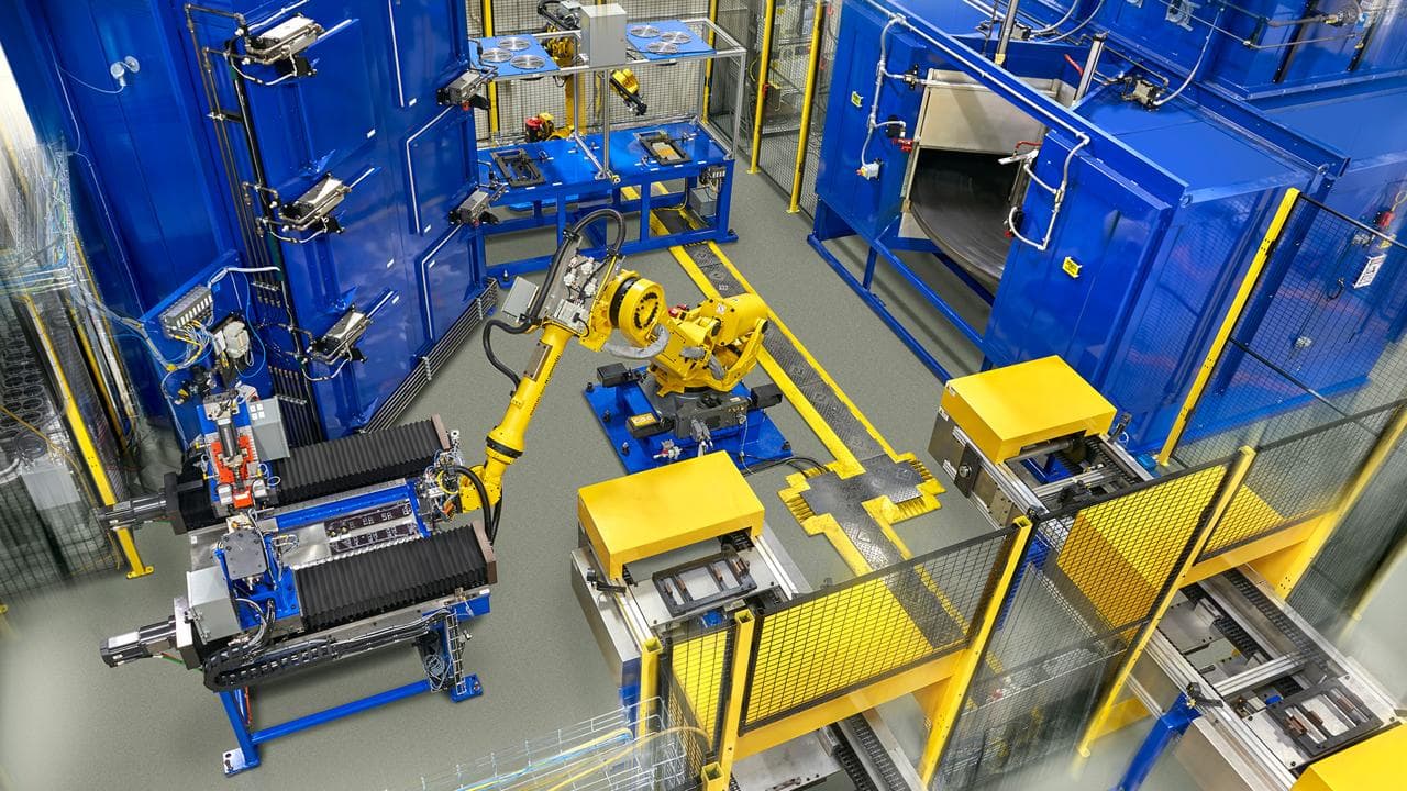 Робот KUKA обслуживает станок ЧПУ