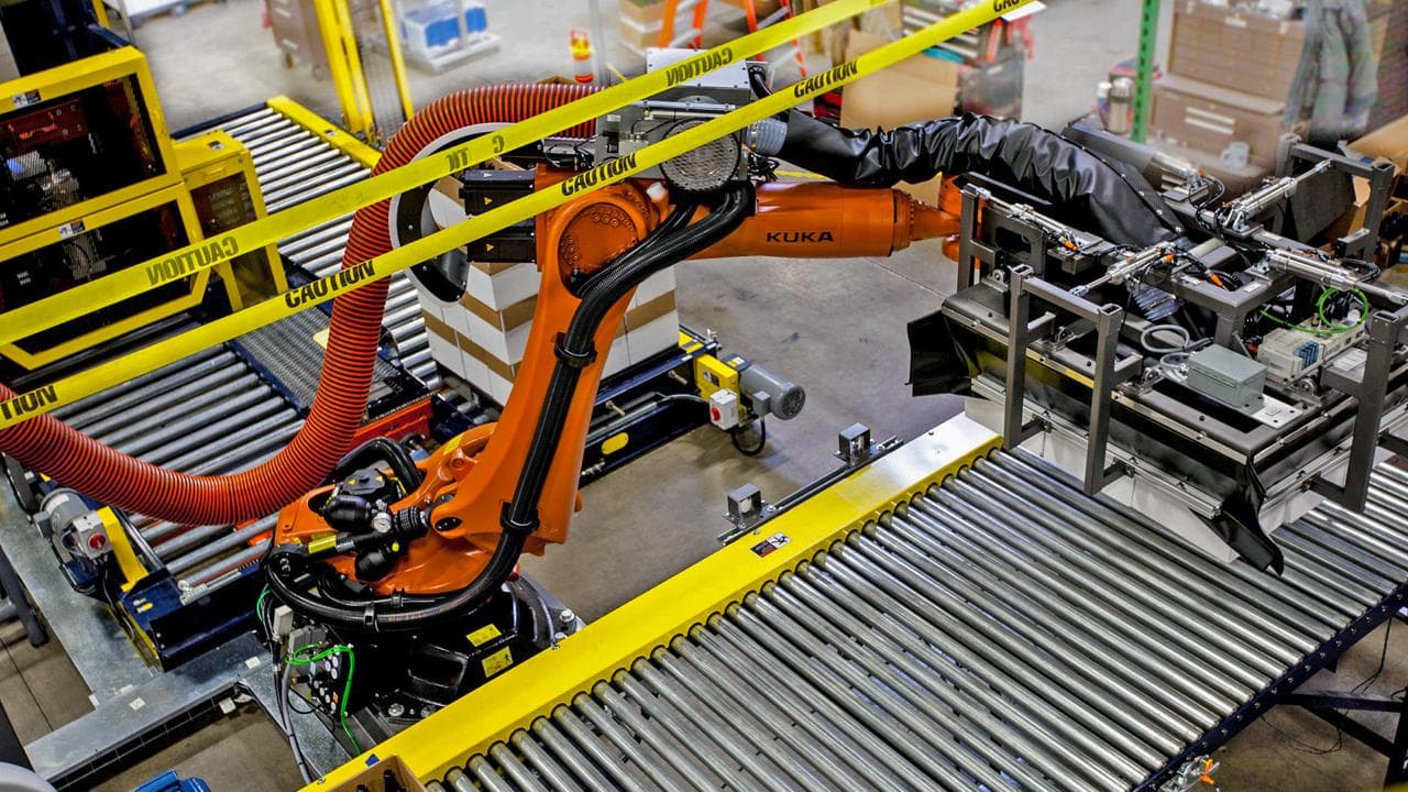 Робот KUKA обслуживает станок ЧПУ