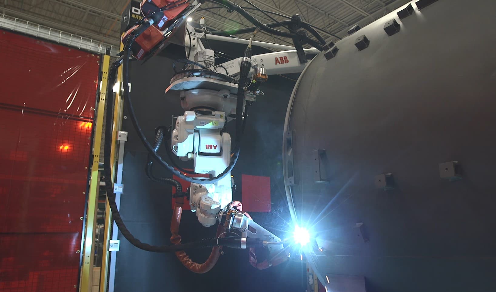 Робот KUKA обслуживает станок ЧПУ